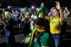 Bolsonaristas participam de vigília
