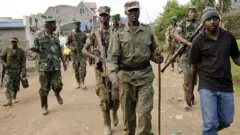 Sultani Makenga (ubu ni Jenerali Majoro) mu 2012 imbere y'abarwanyi bamaze gufata umujyi wa Bunagana