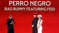 El arstista Feid recogiendo un Grammy por su canción Perro Negro en 2024.