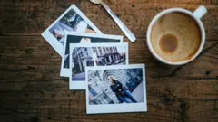 Fotos ao lado de uma xícara de café vazia