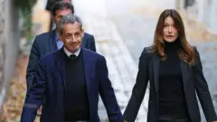 Nicolas Sarkozy ve eşi Carla Bruni el ele