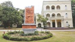 বাংলাদেশে মাসব্যাপী অমর একুশে গ্রন্থমেলার আয়োজক বাংলা একাডেমি