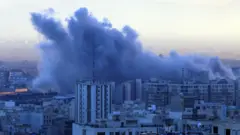 高層の建物などが密集する地域で大きな煙が上がっている