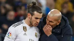 Gareth Bale (daga hagu) tare da Zinedine Zidane