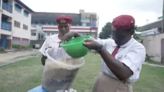 ජාත්‍යන්තරයේ අවධානය දිනූ නයිජිරියානු බාලිකාවන්ගේ ජල පිරිපහදු යන්ත්‍රය