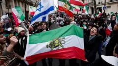 इरानको पुरानो झण्डासहित प्रदर्शनकारीहरू