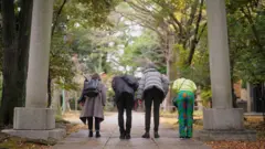 Um grupo de amigos de diferentes etnias está visitando um santuário durante sua viagem