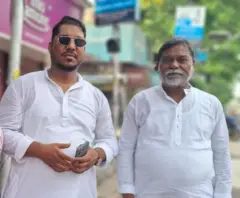 মোহম্মদ হুসেন (ডান দিকে) ও তার ছেলে