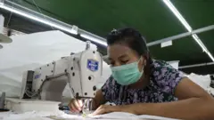 အထည်ချုပ်လုပ်သားတစ်ဦး