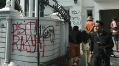 Sejumlah massa tidak dikenal mendatangi rumah Anggota DPR Surya Utama atau Uya Kuya di Pondok Bambu, Jakarta Timur, 31 Agustus 2025.