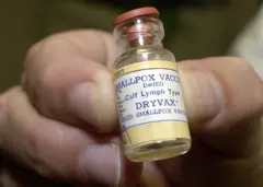 Une fiole de variole séchée contenant une centaine de doses