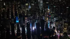 Vista aérea de Nueva York parcialmente a oscuras