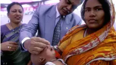 শিশুকে টিকা খাওয়ানো হচ্ছে