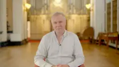 Dominic Hare, sentado, executivo-chefe do Palácio de Blenheim