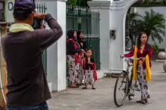 Wisatawan berfoto di kawasan Jalan Malioboro, Yogyakarta, Rabu (27/11/2024). 