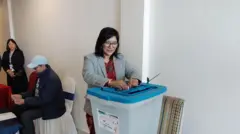 निर्वाचन आयोगले आयोजना गरेको नमुना मतदानका क्रममा निर्वाचन आयोगकी आयुक्त जानकीकुमारी तुलाधर