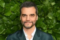 Wagner Moura olhando para a câmera e sorrindo