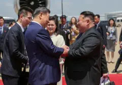 Foto divulgada pela agência estatal norte-coreana KCNA mostra o líder da Coreia do Norte, Kim Jong-un (à direita), e sua mulher, Ri Sol-ju (2ª à direita), recebendo o presidente da China, Xi Jinping (ao centro), no aeroporto internacional de Pyongyang, Coreia do Norte, em 08/06/2026