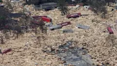 Imagem de caminhões destruídos