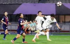 경기 중인 북한과 한국 여자 축구팀 