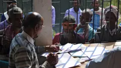 আসামে নাগরিক তালিকায় নাম তোলাতে নথিপত্র জমা দিচ্ছেন রাজ্যের বাসিন্দারা। ফাইল চিত্র