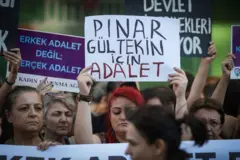 2022'de Ankara'da düzenlenen Pınar Gültekin eyleminden bir fotoğraf. Kadın protestocu üzerinde 'Pınar Gültekin için adalet' yazan döviz kaldırıyor.