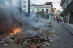 Um monte de lixo em chamas em uma rua de Havana