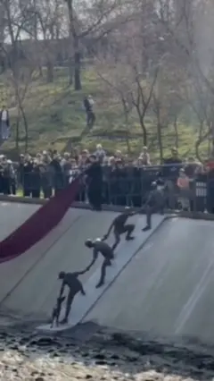 نصب تذكاري لتخليد إنقاذ شاب وكلب في كازاخستان