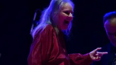 Angela sorrindo no palco