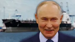 Колаж - фото Путіна, який посміхається, на тлі розмитого зображення нафтового танкера