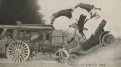 старе фото - люди летять у повітрі після зіткнення двох авто 