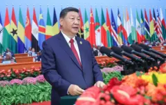 Perezida Xi Jinping ahagaze imbere y'amabendera menshi y'ibihugu bya Afurika mu nama y'Ubushinwa na Afurika mu 2024 i Beijing