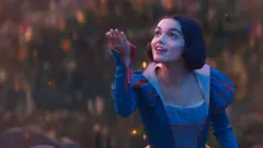 A atriz Rachel Zegler caracterizada como a personagem Branca8bets clubeNeve8bets clubenovo filme da Disney