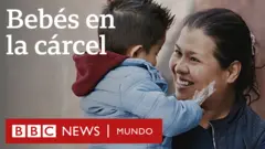 Madre con hijo en brazos