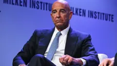 يواجه توماس براك تهما مرتبطة بالتآمر والعمل لصالح في الولايات المتحدة من دون إخطار السلطات.