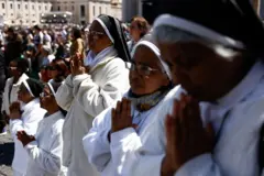 Freiras de pé rezam pelo papa Francisco no Vaticano