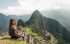 นักท่องเที่ยวต่างชาติชื่นชมทัศนียภาพที่สวยงามของมาชูปิกชู