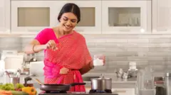 मीठ टाकणारी बाई 