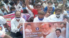 ரஜினிகாந்த் அரசியலுக்கு வர வலியுறுத்தி சென்னையில் ரசிகர்கள் ஆர்ப்பாட்டம்