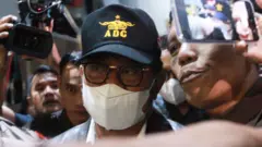 Tersangka mantan Menteri Pertanian Syahrul Yasin Limpo (tengah) dikawal petugas setibanya di Gedung Merah Putih KPK, Jakarta, Kamis (12/10)