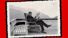 Adolf Hitler bir bankta oturuyor