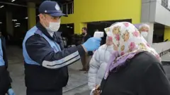 İstanbul'da ateşi ölçülen bir yaşlı kadın