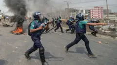 ঢাকায় হরতালের সমর্থকদের সাথে পুলিশের ধাওয়া পাল্টা ধাওয়া