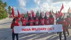 గతంలో మాల్దీవులకు భారత ప్రభుత్వం రెండు హెలీకాప్టర్లు, ఒక విమానాన్ని బహుమతిగా ఇచ్చింది.