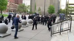 Hombre se acerca a la policía.