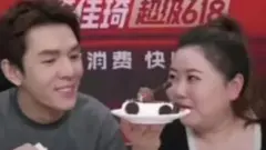 หลี่ เจียฉี และพิธีกรร่วม ขณะโชว์เค้กรถถัง