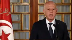 الرئيس التونسي قيس سعيد يحذر من أنه لن يقف مكتوف الايدي امام الازمة القائمة