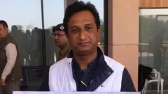 ઇમરાન ખેડાવાલા લોહીથી લખેલાં પોસ્ટર સાથે