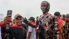 Warga berswafoto dengan patung Presiden Joko Widodo 