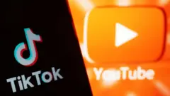 Logotipos do TikTok e YouTube, lado a lado